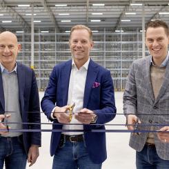 P-G Persson vd på Platzer, Håkan Nydén, CEO Schenker Logistics AB & Head of Contract Logistics Cluster Nordics och Adam Ekdahl, affärsutvecklare på Bockasjö, inviger Sörred Logistikpark. FOTO: Marie Ullnert Foto: Schenker Logistics