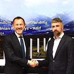 Spaniens ansvarige för järnvägsinfrastruktur Adif kommer att utveckla ett pilotprojekt som använder teknik för ett automatiskt system för att ändra hjulaxelbredden på godstågsvagnar för olika spårvidder vid gränsövergångar. Ett motsvarande avtal undertecknades mellan Ukrainska Järnvägar och Adif. Foto: Adif