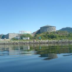 Inte bara strategiska vägar. Stjørdal har även historiska försvarsanläggningar, som exempelvis en öfästning från senmedeltiden, på halvön Skatval nära Stjørdal i Trøndelags län, Norge. Foto: Wikipedia Common, kredit: Erik Fløan