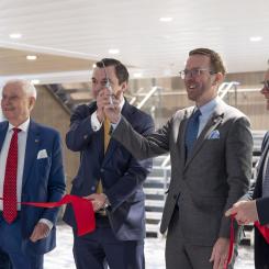 I mitten syns Sveriges infrastrukturminister Andreas Carlsson vid ceremonin som markerade att förvärvet slutförts efter nödvändiga godkännanden. Foto: Wasaline