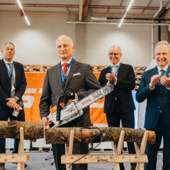 Dr. Nikolas Stihl, i mitten, Chairman of the STIHL Advisory Board and Supervisory Board, inviger STIHL nya centrallager i Völklingen tillsammans med representanter från STIHL och Hellmann. Foto: Stihl