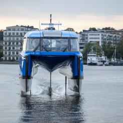 Nova flyger på Riddarfjärden, på väg från Ekerö. Foto: Candela