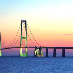 Stora Bältsbron är en av de viktigaste transportlederna för gods i Danmark och fungerar som en central länk mellan Själland och Fyn, med stor betydelse även för internationell transittrafik. Foto: Wikipedia Commons Lic. Kredit: Svobodat