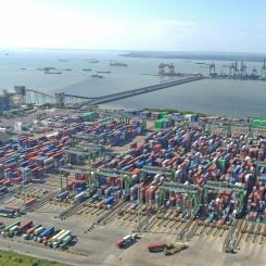 Containerterminal med intensiv hamntrafik. Foto: Haris Illahi/Unsplash