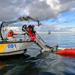 Strandbekämpare tar upp olja i Hörvik under operation Marco Polo Foto: Kustbevakningen