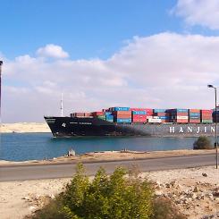 Containerfartyget Hanjin Kaohsiung passerar genom Suezkanalen. Foto: Wikipedia Common Lic. Kredit: Daniel Csörföly