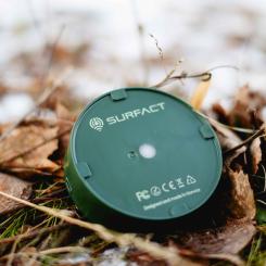 Emma är en sensor från det norska teknikföretaget Surfact som skickar realtidsdata om temperatur, stötar, ljus och position. Den följer varan genom hela transportkedjan och ger översikt i alla led. Foto: SonoClear