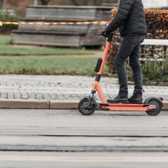 Transportstyrelsens nya statistik visar att antalet olyckor med elsparkcyklar ökade till 6500 under förra året. En ny rapport från VTI visar att regelverket i Sverige avviker från det i flera nordiska grannländer. Foto: Fotograf Satu/VTI