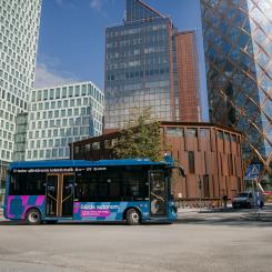 Sveriges första, helt vanliga, självkörande buss gör comeback i Göteborg. Tidigare testkörde bussen mellan Polhemsplatsen och Gårda, nu blir det en ny sträcka mellan Gustaf Adolfs torg och Chalmers. Bild: Moa Carlsson/Västtrafik