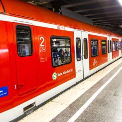 S-Bahntåg vid underjordisk station i München. Med projektet i München stärker Sweco sin närvaro i Tyskland och fortsätter sitt samarbete med Deutsche Bahn, som är en av Europas största aktörer inom järnvägstransporter.  Foto: GettyImages Kredit: Meinzahn