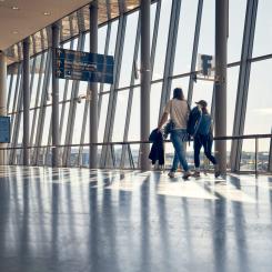 Resenärer på väg mot terminal 2-4. Foto: Swedavia