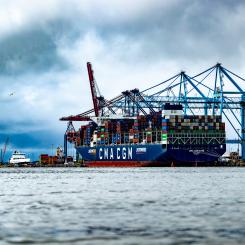 CMA CGM Symi var det första fartyget som anlöpte Göteborgs Hamn i rederiet CMA CGM:s nya direkttrafik. Fartyget kan lasta 14 812 TEU och drivs av flytande naturgas. Bild: Göteborgs Hamn.