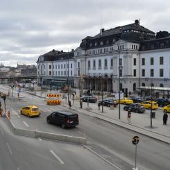 Stockholm Centralstation med taxitrafik utanför. Foto: joshi milestoner/unsplash