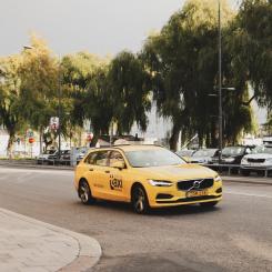 Sveriges Åkeriföretag efterfrågar ökad säkerhet och kontroll viktig vid automatiserad körning. Foto:  taisiia shestopal/unsplash