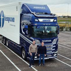 Första bilen med Abbekås Transport & Logistiks nya logga. På bilden Urban Andersson, vd, och Tomas Wallin Jönsson, operativ chef.
Foto: Tempcon