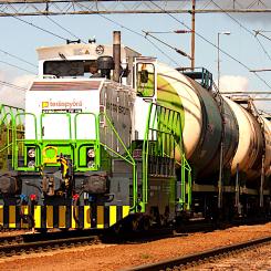 Företaget Teräspyörä var det första företaget i Finland att engagera sig i uthyrning av järnvägsmaskiner. Bilden visar ett av Teräspyöräs lok i tungt arbete. Foto: Teräspyörä - Steelwheel Oy