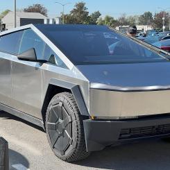 Cybertruck var tänkt att revolutionera eldrivna pickupmarknaden men har snarare blivit en symbol för tekniska utmaningar, återkallelser och försenade förväntningar. Foto: Wikipedia Commons, kredit: Lcaa9