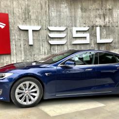 Stort nedskärningspaket väntar biljätten. Foto: tesla fans schweiz/unsplash