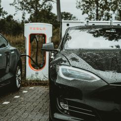 Inga nya laddstationer kommer eventuellt att anslutas till elnätet och allt underhåll av Teslas laddstationer kan även komma att stoppas. Foto: andreas rasmussen/unsplash