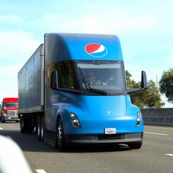 Tesla Semi är en batteri-elektrisk klass 8 semi-lastbil. Från och med december 2022 fick Pepsi några leveranser av tidiga produktionsenheter. Den här, som drivs av Pepsi, ses nära Sacramento. Foto: Wikipedia Common, kredit: Dillu