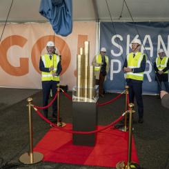 Byggstarten firades med en ceremoni där infrastrukturminister Andreas Carlsson, Göteborg Hamns vd Göran Eriksson, Sjöfartsverkets tillförordnade generaldirektör Joel Smith, och kommunstyrelsens ordförande Jonas Attenius, tillsammans avtäckte en skulptur i mässing. Foto: NCC