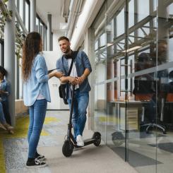 De nya reglerna tar sikte på två produktgrupper som innehåller litiumjonbatterier, dels transportmedel som elcyklar, elsparkcyklar och hoverboard, dels batteripack större än 10 Ah. Foto: CGS