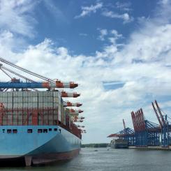Hamburgs hamn med containerfartyg. Foto: Bernd Dittrich/Unsplash