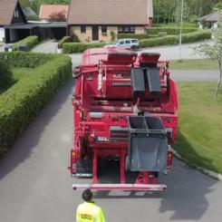 Renhållningschaufför tömmer fyrfackskärl med fyrfacksbilen. Foto: Ohlssons