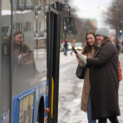 I varje buss finns IT-utrustning installerad som kan mäta och leverera sekundpositionering, passagerarräkning, prognoshantering och förändring av körväg. Foto: Hogia