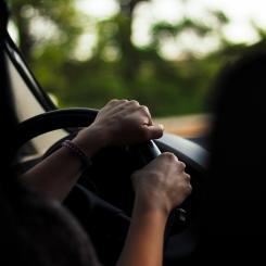 Med anledning av de problem som uppmärksammats i media har Transportstyrelsen skickat en begäran till regeringen om att ändra körkortslagen för att motverka körkortsturism. Foto: socmia fotografia/unsplash