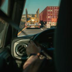 Årets rapport visar att i genomsnitt 82 procent får jobb som lastbilschaufför efter avslutad utbildning, siffror som nu bekräftats av Skolverket. Foto: alex quezada/Unsplash