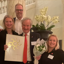 Bjørn Kjos får hederspris på Grand Travel Awards i Stockholm. Från vänster: Charlotte Holmbergh, Lars Sande, Bjørn Kjos och Camilla Karlsson. Foto: Norwegian