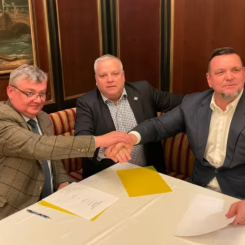 Jaroslaw Kotarski, vd för Unity Line, Jörgen Nilsson, vd för Trelleborgs Hamn och Jacek Wisniewski, vd för Euroafrica, med det nya avtalet. Foto: Trelleborgs Hamn