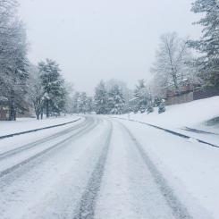 Från den första december blir det olagligt att köra dubbfria vinterdäck utan den nya märkningen med symbolen med alptoppen – ett berg med tre toppar och snöflinga. Foto: Trygg Hansa