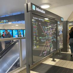 Stockholmarna blir allt fler och befolkningsökningen är grundorsaken till att vägarna och kollektivtrafiken byggs ut. Foto: Stina Wickenberg