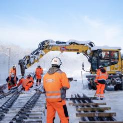 Ämnen i utskottet kommer enligt VDV även att omfatta korridorsaneringar – på bilden syns byggförberedelser inför den omfattande upprustningen av sträckan Nürnberg–Regensburg under den gångna för tyska förhållanden ovanligt hårda vintern. Foto: Deutsche Bahn AG / Thomas Kiewning