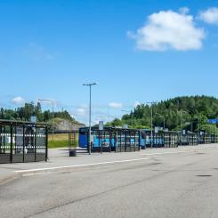 Bussar vid Torp terminal i Uddevalla kommun. Bilden visar kollektivtrafikmiljö utan koppling till beställningstrafik eller enskild operatör. Foto: W.carter/Wikimedia Commons/https://commons.wikimedia.org/wiki/File:Torp_Terminal_bus_station_at_Torp_shoppingcenter,_Uddevalla_2.jpg