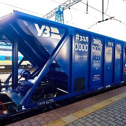 Under året påbörjade företaget även tillverkningen av en prototyp för en spannmålsvagn samt serietillverkning av 50 tippvagnar och 50 trattvagnar. Foto: Telegram. Ukrzaliznycja