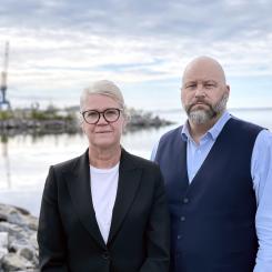 Ulrika Nilsson, vd Piteå Hamn AB tillsammans med Patric Lundström, kommunalråd Piteå kommun. Foto: Piteå hamn