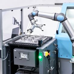 Nya coboten UR30 kan använda flera gripdon samtidigt. Foto: Universal Robots