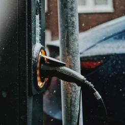 Rekommendationen från EU bör ligga på 0,1 – alltså max tio bilar per publik laddstolpe. Foto: precious madubuike/unsplash