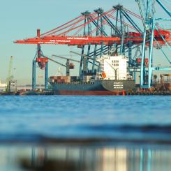 Geminifartyget Charm C vid kaj i containerterminalen i Göteborgs Hamn där hon nu hanteras av terminaloperatören APM Terminals. Bild: Göteborgs Hamn.