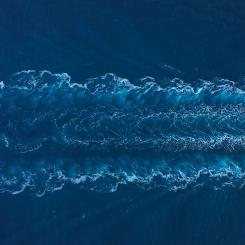 Vågor efter fartyg. Foto: Föreningen Svensk Sjöfart