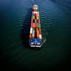 Ett containerfartyg lastat med gods till havs. Foto: Bernd Dittrich/Unsplash