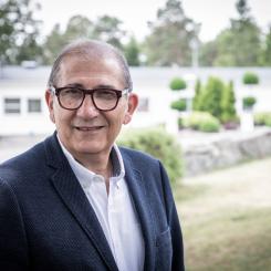 Bijan Zainali, Västtrafiks styrelseordförande, meddelar att Västtrafik tagit första steget på resan mot nya spårvagnar i Göteborg. Foto: Eddie Löthman