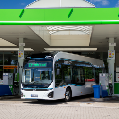 Vätgasstationen på Åland är en fullskalig station för både personbilar och tung trafik. Foto: OX2