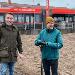 Erik Nilsson (KD), ordförande i stadsbyggnadsnämnden och Per-Anders Bergman, teknik- och fastighetsdirektör invigde Vikenförbindelsen. Foto: Karlstads kommun