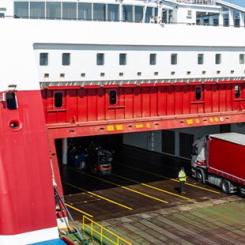 Pågående lastning av Viking Lines färja i Helsingfors hamn. Foto: Viking Line