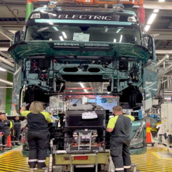 Serietillverkning av Volvos tyngsta ellastbilar startar i Tuve-fabriken i Göteborg. Foto: Volvo