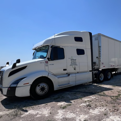aifleet grundades 2020 och är verksamt inom transportsegmentet FTL (Full Truckload) i USA, där en lastbils totala kapacitet bokas för att till exempel frakta större gods mellan bestämda destinationer. Segmentet är för närvarande fragmenterat och präglat av ineffektivitet som låg nyttjandegrad av förare och tomma mil i logistikkedjan. Foto: Volvo